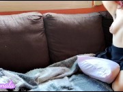 Carita de ángel se folla al cojín y su novia controla su VIBRADOR 7/16