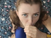 милая страстно отсасывает член и яйца чтобы получить на лицо порцию вкусной тёплой спермы 1/16