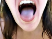 Анальной пробкой трахаю глотку и довожу себя до сквирта. Залила кровать мочей и слюной 1/16