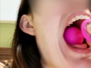 Анальной пробкой трахаю глотку и довожу себя до сквирта. Залила кровать мочей и слюной 5/16