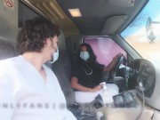 La jefa paramedico convence al empleado nuevo a chichar en la ambulancia 1/16