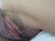 Mi sveglia per giocare con un dildo e infilarlo in entrambi i miei buchi in primo piano pov 1/16
