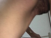 Giapponese magra si masturba la figa pelosa e cremosa e infila un dildo in culo 13/16