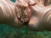 Голая девушка плавает в море и дрочит свою киску с оператором 15/16