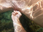 Голая девушка плавает в море и дрочит свою киску с оператором 9/16