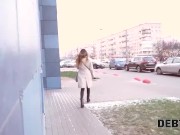 DEBT4k. Un agent de recouvrement fait irruption dans l'appartement des modèles et la baise 1/16