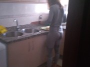 Le cómo el culo mientras prepara el desayuno 1/16