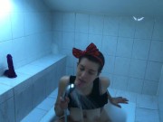 Chica guapa juega con agua en el baño y enseña su cuerpo 13/16