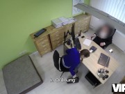 VIP4K. Der Kreditsachbearbeiter interessiert sich für Sex mit einem armen Mädchen mit großen Titten 1/16