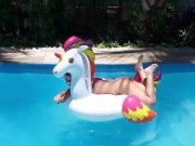 A Candy tirando uma panca na piscina 11/16