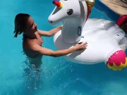 A Candy tirando uma panca na piscina 12/16