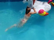 A Candy tirando uma panca na piscina 13/16