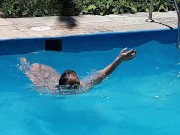 A Candy tirando uma panca na piscina 16/16