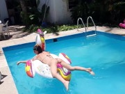 A Candy tirando uma panca na piscina 2/16