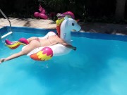 A Candy tirando uma panca na piscina 3/16