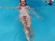 A Candy tirando uma panca na piscina 5/16
