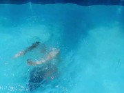 A Candy tirando uma panca na piscina 6/16