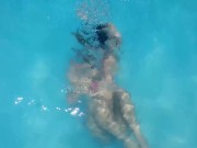 A Candy tirando uma panca na piscina 7/16