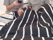 Je fais découvrir le porno à ma demi-sœur: elle squirt partout sur le lit 1/16