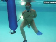 Hungarian pornstar Minnie Manga rubs her clit and cums in the pool 14/16