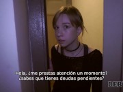 DEBT4k Chica guapa con una gargantilla satisface la erección del cobrador de deudas 1/16