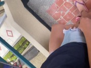 Pone su vibrador en el parqueadero y se pone cachonda 1/16