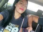 Pone su vibrador en el parqueadero y se pone cachonda 11/16