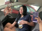 Pone su vibrador en el parqueadero y se pone cachonda 13/16