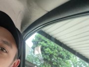 Pone su vibrador en el parqueadero y se pone cachonda 14/16