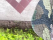 Pone su vibrador en el parqueadero y se pone cachonda 4/16