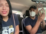 Pone su vibrador en el parqueadero y se pone cachonda 8/16