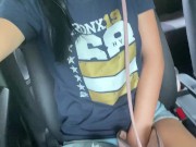 Pone su vibrador en el parqueadero y se pone cachonda 9/16