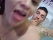 Me folla dentro del jacuzzi y me trago su gran semen 8/16