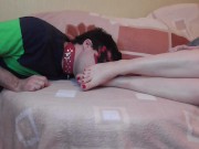  поклоняется ступням своей хозяйки 7/16