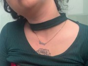 Стройная кудрявая брюнетка игриво курит вейп