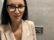 The boss fucked a lustful secretary in the toilet 3/16