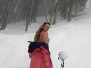 Эксгибиционистка катается на горных лыжах и шалит в канатке 6/16
