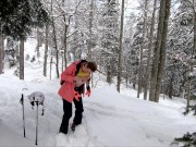 Эксгибиционистка катается на горных лыжах и шалит в канатке 8/16