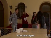 DADDY4K Bel homme et deux éblouissants se détendent dans le salon 2/16