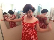 Pinup babe non ha mutandine davanti allo specchio Retro Vintage Cameriera nuda Casalinga 3/16