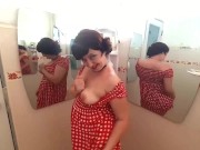 Pinup babe non ha mutandine davanti allo specchio Retro Vintage Cameriera nuda Casalinga 7/16