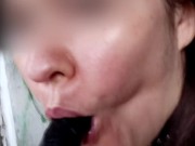 Извращенка в заброшенном доме, оттрахала себя в горло и обоссалась, чуть не попалась 13/16