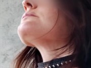 Извращенка в заброшенном доме, оттрахала себя в горло и обоссалась, чуть не попалась 15/16