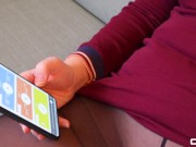 Милфа мастурбирует во время просмотра ее видео 9/16