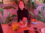 Jugamos en famoso restaurante de la ciudad con su vibrador 14/16