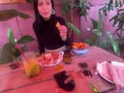 Jugamos en famoso restaurante de la ciudad con su vibrador 16/16