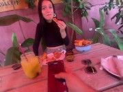 Jugamos en famoso restaurante de la ciudad con su vibrador 2/16