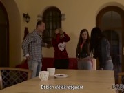 DADDY4K Bel homme et deux éblouissants se détendent dans le salon 2/16