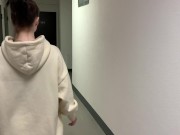 СИМПАТИЧНАЯ СОСЕДКА СОСЕТ ПРЯМО В ПОДЬЗДЕ 1/16