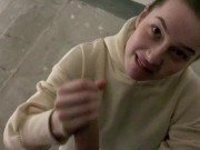 СИМПАТИЧНАЯ СОСЕДКА СОСЕТ ПРЯМО В ПОДЬЗДЕ 11/16